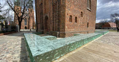 Galeria zdjęć przedstawia szklaną instalację przestrzennaą upamiętniająca pierwszą siedzibę Mieszka I i Dobrawy.