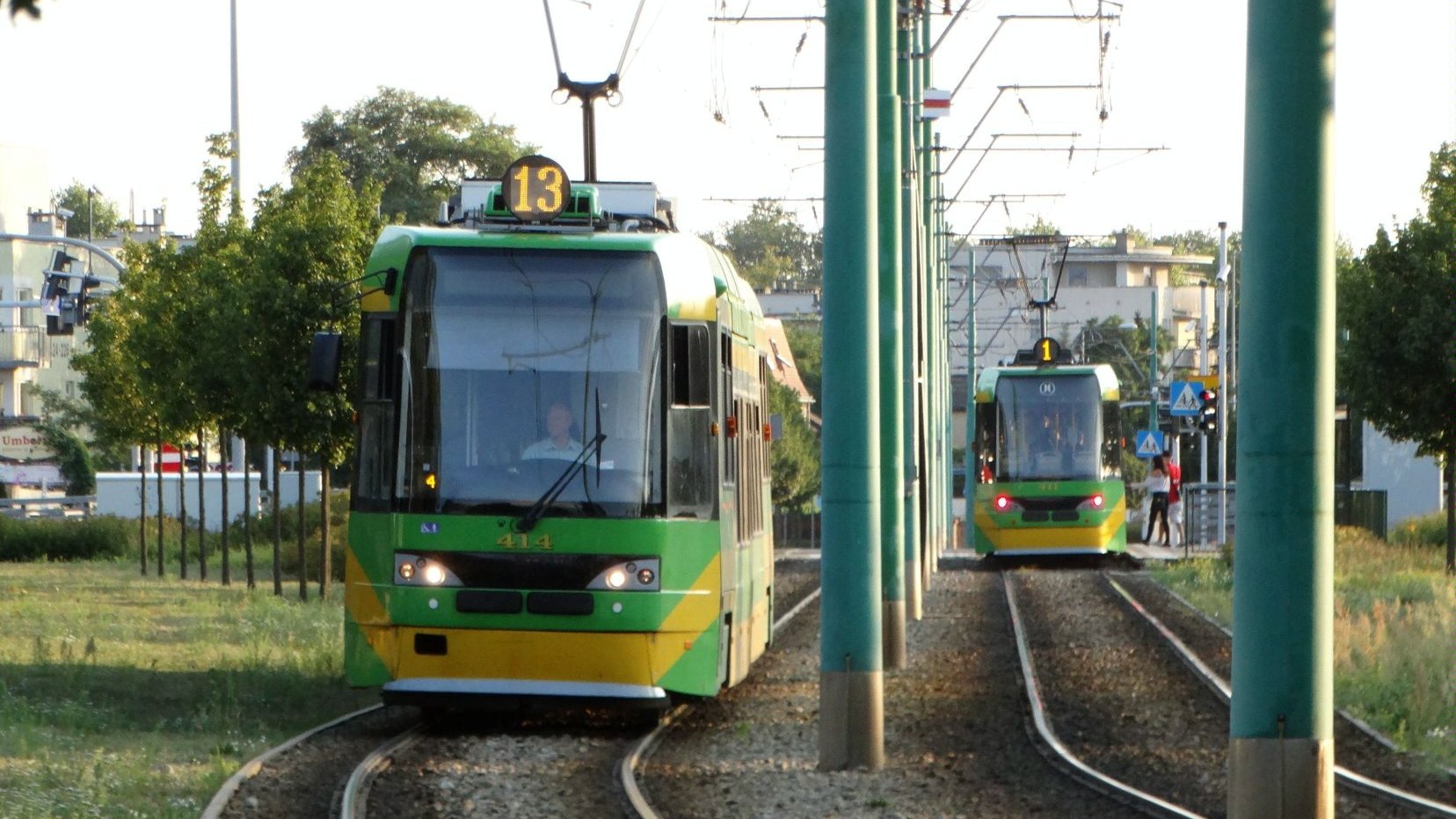 Na zdjęciu dwa tramwaje obok siebie, jadące w przeciwne strony - grafika artykułu