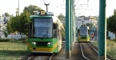 Na zdjęciu dwa tramwaje obok siebie, jadące w przeciwne strony