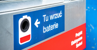 Galeria zdjęć przedstawiająca pojemnik na sprzęt elektroniczny z różnych stron. Pojamnik jest szaro-niebieski z czerwonym paskiem.