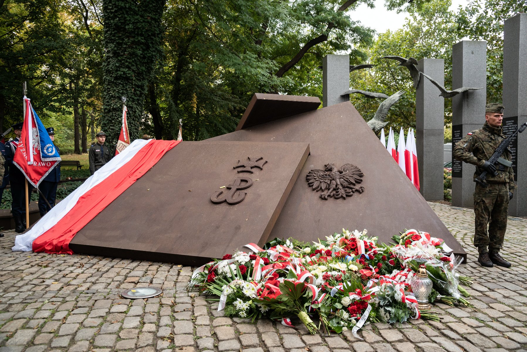 Galeria zdjęć przedstawia poznańskie obchody 83. rocznicy powstania Polskiego Państwa Podziemnego. - grafika artykułu