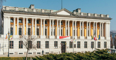 Na zdjęciu widać biało-żółty gmach Biblioteki Raczyńskich.