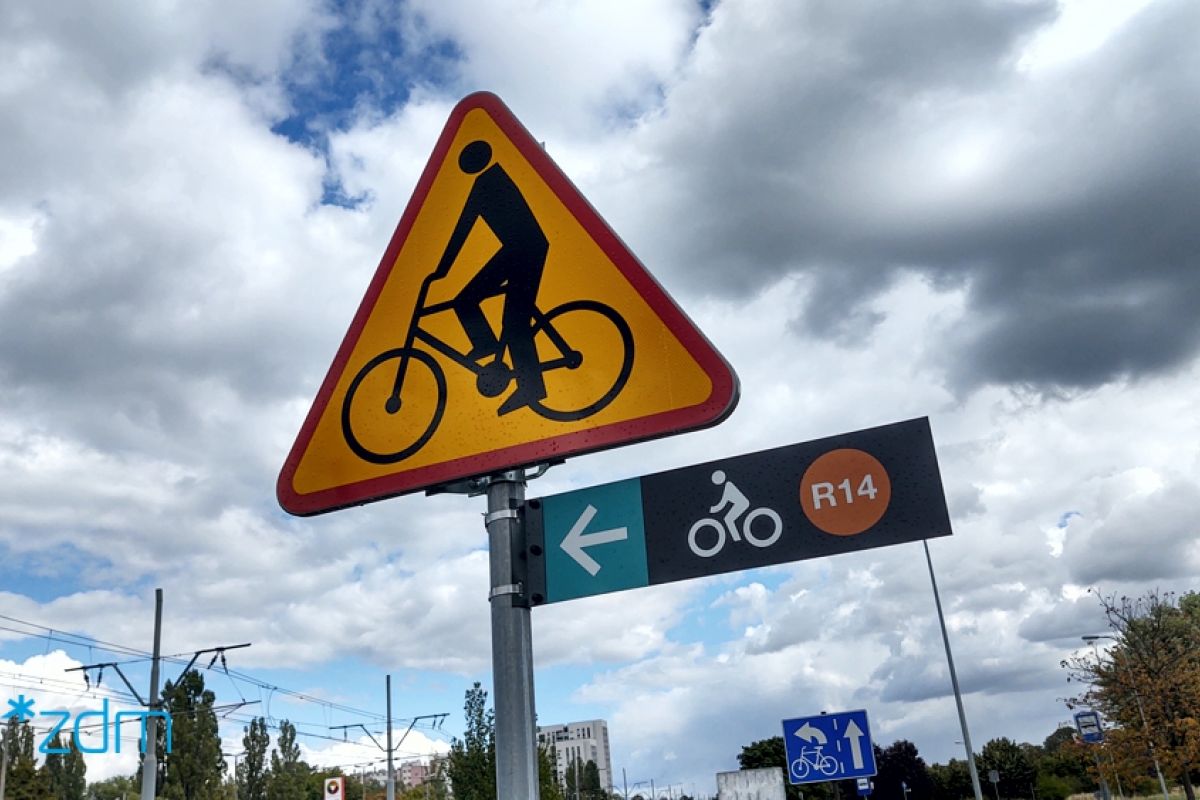 Znak drogowy a pod nim tabliczka z nowym oznakowaniem drogi rowerowej - grafika artykułu