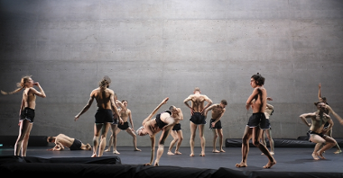 Na zdjęciu grupa tancerzy wyginających się na scenie