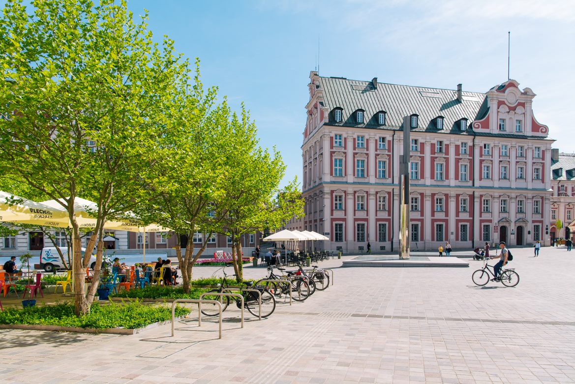 Na zdjęciu plac Kolegiacki, widać budynek urzędu miasta, w którym mieści się Biuro Rady Miasta - grafika artykułu
