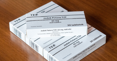 Na zdjęciu opakowania tabletek z napisem: Jodek Potasu TZF