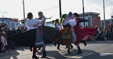 Galeria zdjęć przedstawia uroczystości związane z otwarciem alei: tańczenie poloneza, przemowy, występy oraz odsunięcie barykad