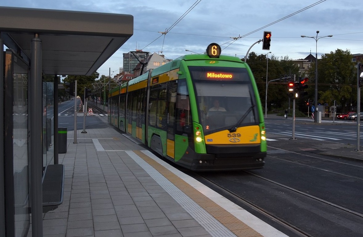 Na zdjęciu tramwaj linii nr 6, stojący na przystanku - grafika artykułu