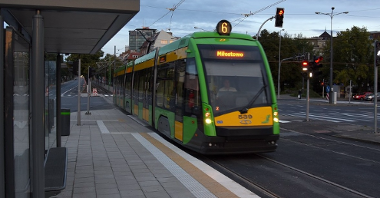 Na zdjęciu tramwaj linii nr 6, stojący na przystanku