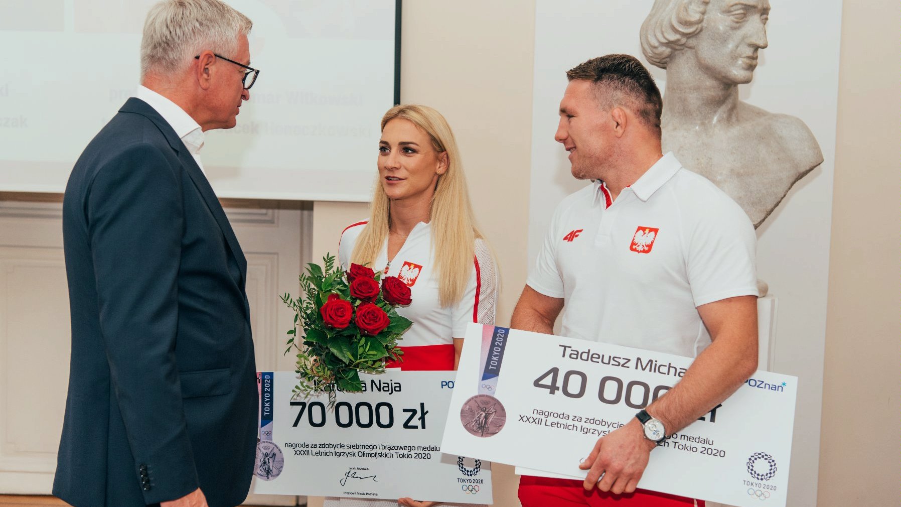 Na zdjęciu prezydent Poznania oraz dwójka sportowców w biało-czerwonych koszulkach - grafika artykułu