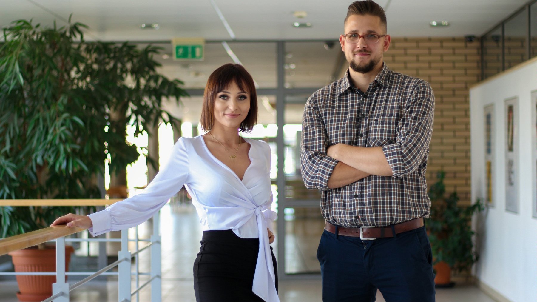 Na zdjęciu kobieta i mężczyzna stojący obok siebie - grafika artykułu