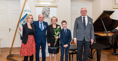 Na zdjęciu Jacek Jaśkowiak, prezydent Poznania, obok pary małżeńskiej i jej rodziny
