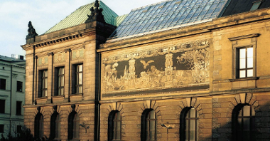 Zdjęcie przedstawia elewację budynku muzeum przy Al. Marcinkowskiego.