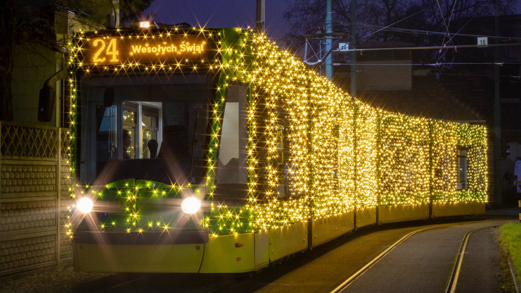 Rozświetlony tysiącami lampek tramwaj - grafika artykułu