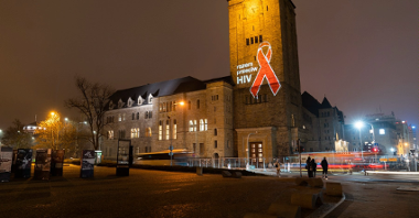 Na zdjęciu CK Zamek, na wieży wyświetlona czerwona wstążeczka i napis: razem przeciw HIV