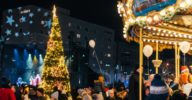 Galeria zdjęć przedstawia jarmark świąteczny na rynku Łazarskim.