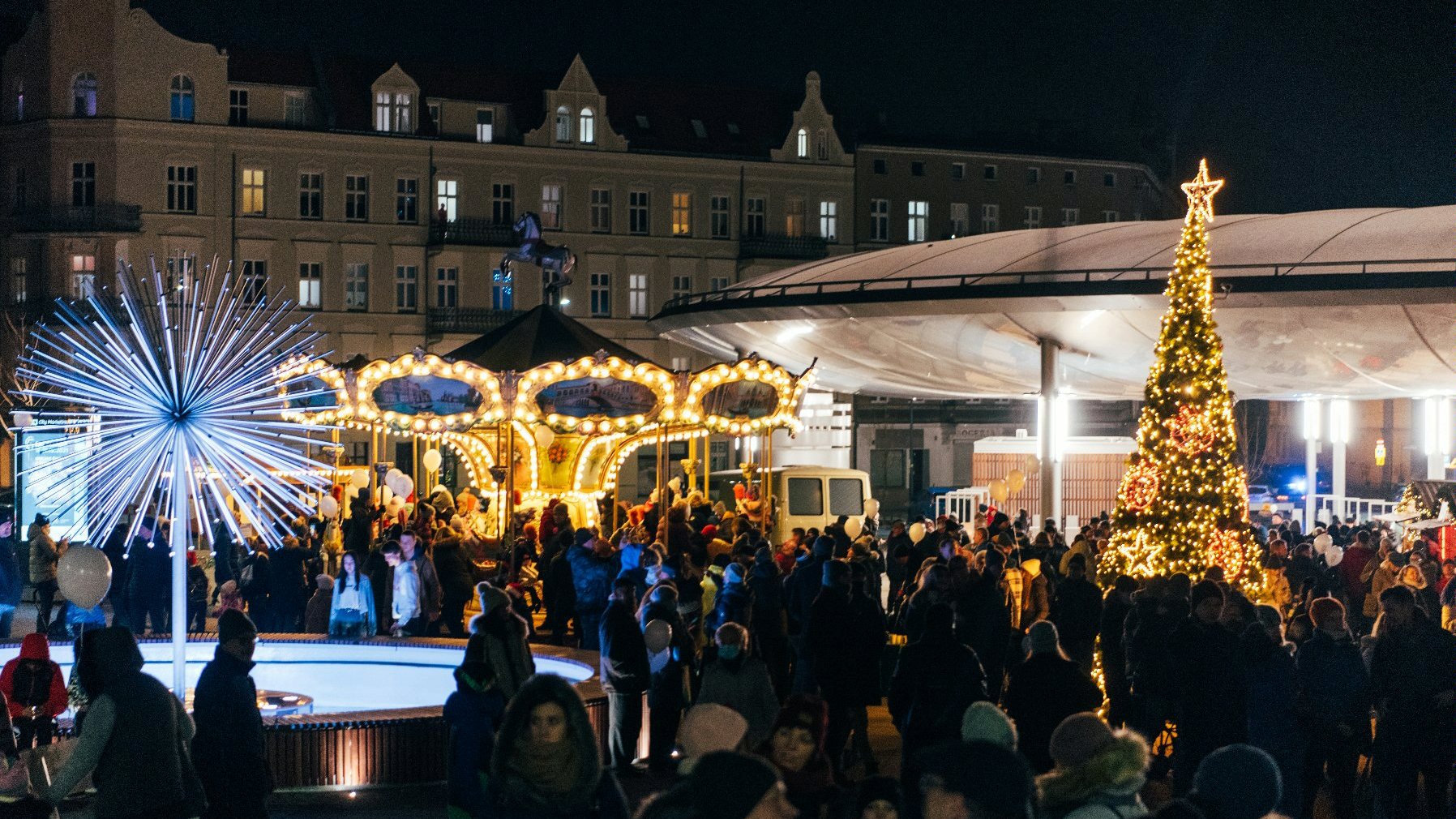 Galeria zdjęć przedstawia jarmark świąteczny na rynku Łazarskim. - grafika artykułu