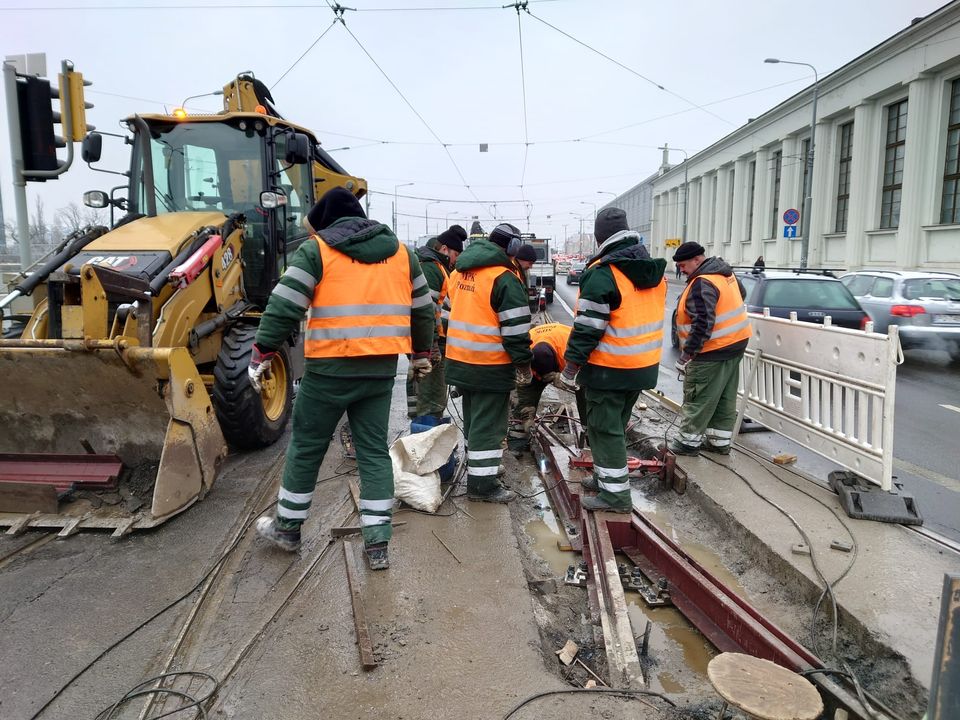 Galeria zdjęć przedstawia usuwanie awarii torowiska przez pracowników MPK. - grafika artykułu