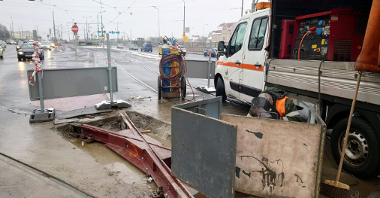Galeria zdjęć przedstawia usuwanie awarii torowiska przez pracowników MPK.