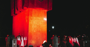 Podświetlony na czerwono pomnik Powstania Wielkopolskiego.
