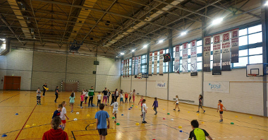 Na zdjęciu dzieci grające na sali gimnastycznej