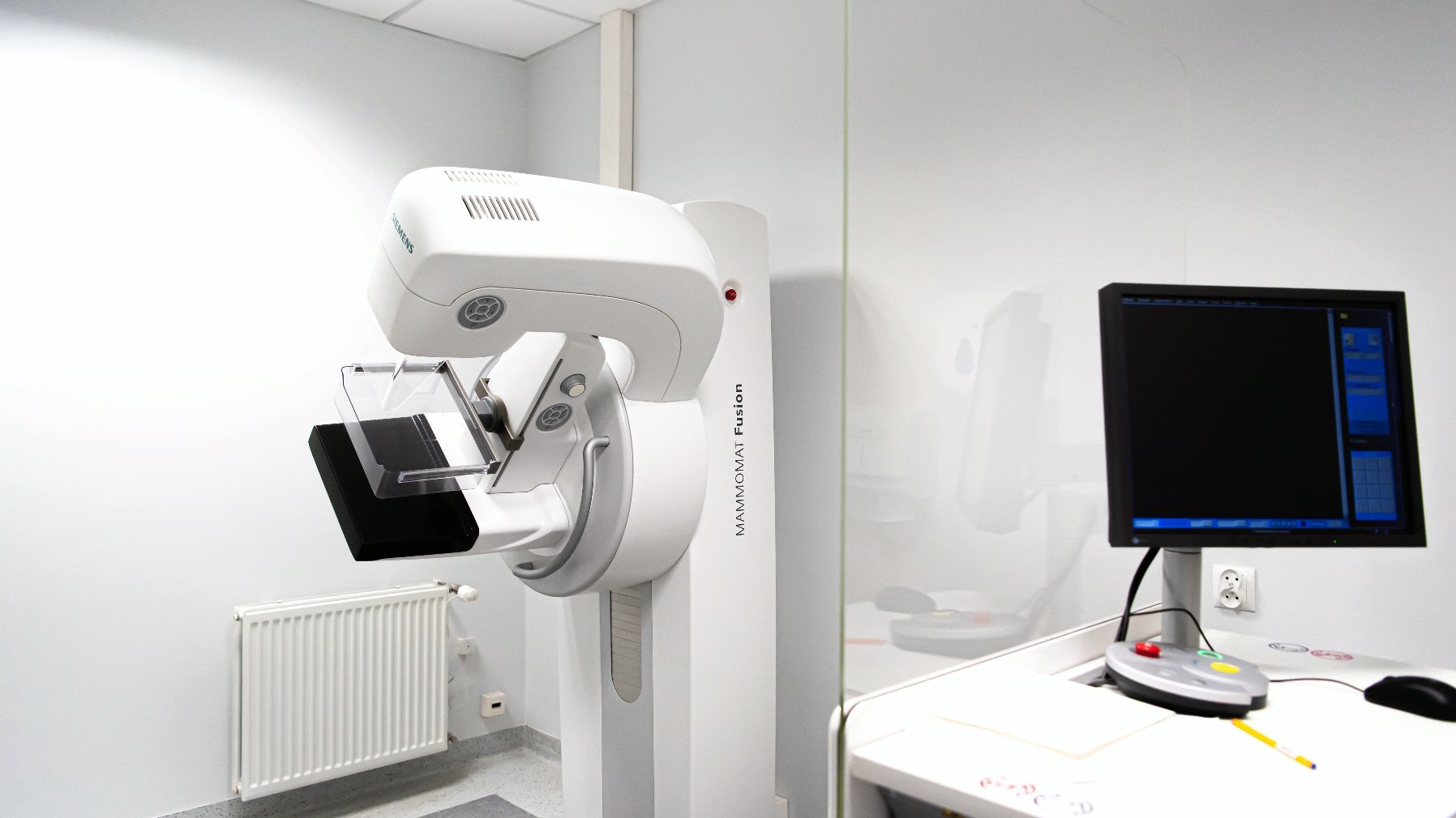 Na zdjęciu mammograf stojący w gabinecie lekarskim - grafika artykułu