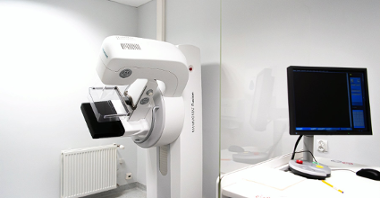 Na zdjęciu mammograf stojący w gabinecie lekarskim