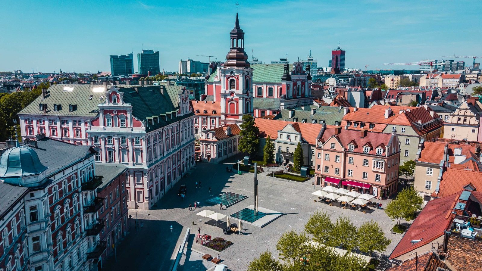 Na zdjęciu widok na plac Kolegiacki z lotu ptaka - grafika artykułu