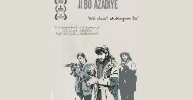 Plakat z tytułem filmu, napisami w obcym języku oraz grafiką trzech mężczyzn z bronią w rękach