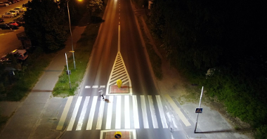 Na zdjęciu widok z góry na drogę oraz przejście dla pieszych podświetlone nocą