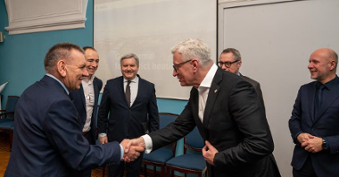 Na zdjęciu dwóch mężczyzn podających sobie ręce, jednym z nich jest prezydent Poznania