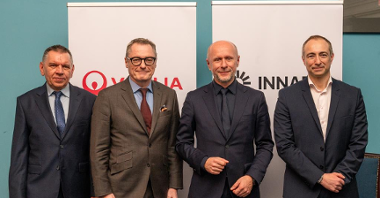Na zdjęciu czterech mężczyzn stojących obok siebie, wśród nich Bartosz Guss, zastępca prezydenta Poznania
