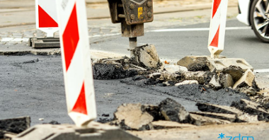 Ciężki sprzęt naprawiający ulice