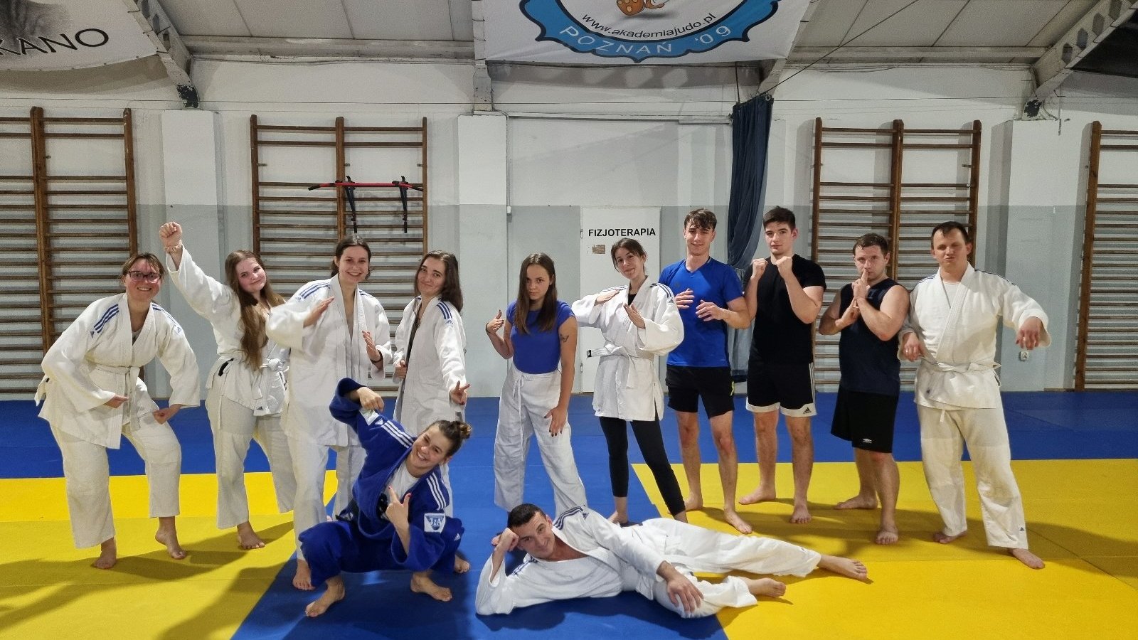 Zdjęcie przedstawia grupę osób ubranych w stroje do judo. - grafika artykułu