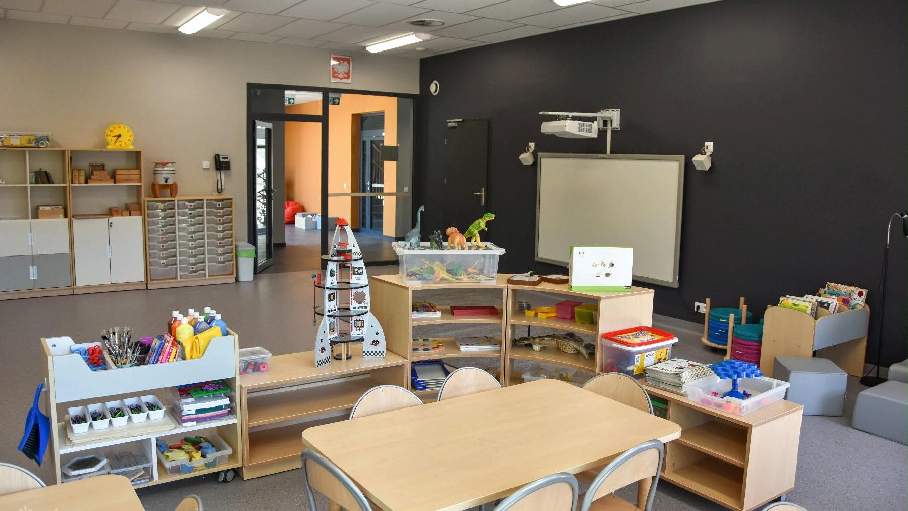 Zdjęcie poglądowe przedstawiające wnętrze sali przedszkolnej z zabawkami - grafika artykułu