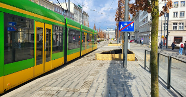 Na zdjęciu przebudowany przystanek, na nim tramwaj
