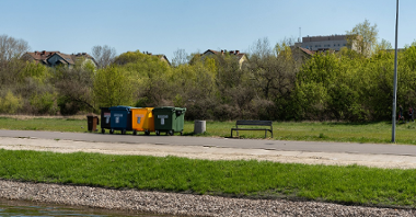Galeria zdjęć przedstawia pojemniki na odpady oraz ludzi wypoczywającyc nad Wartą.