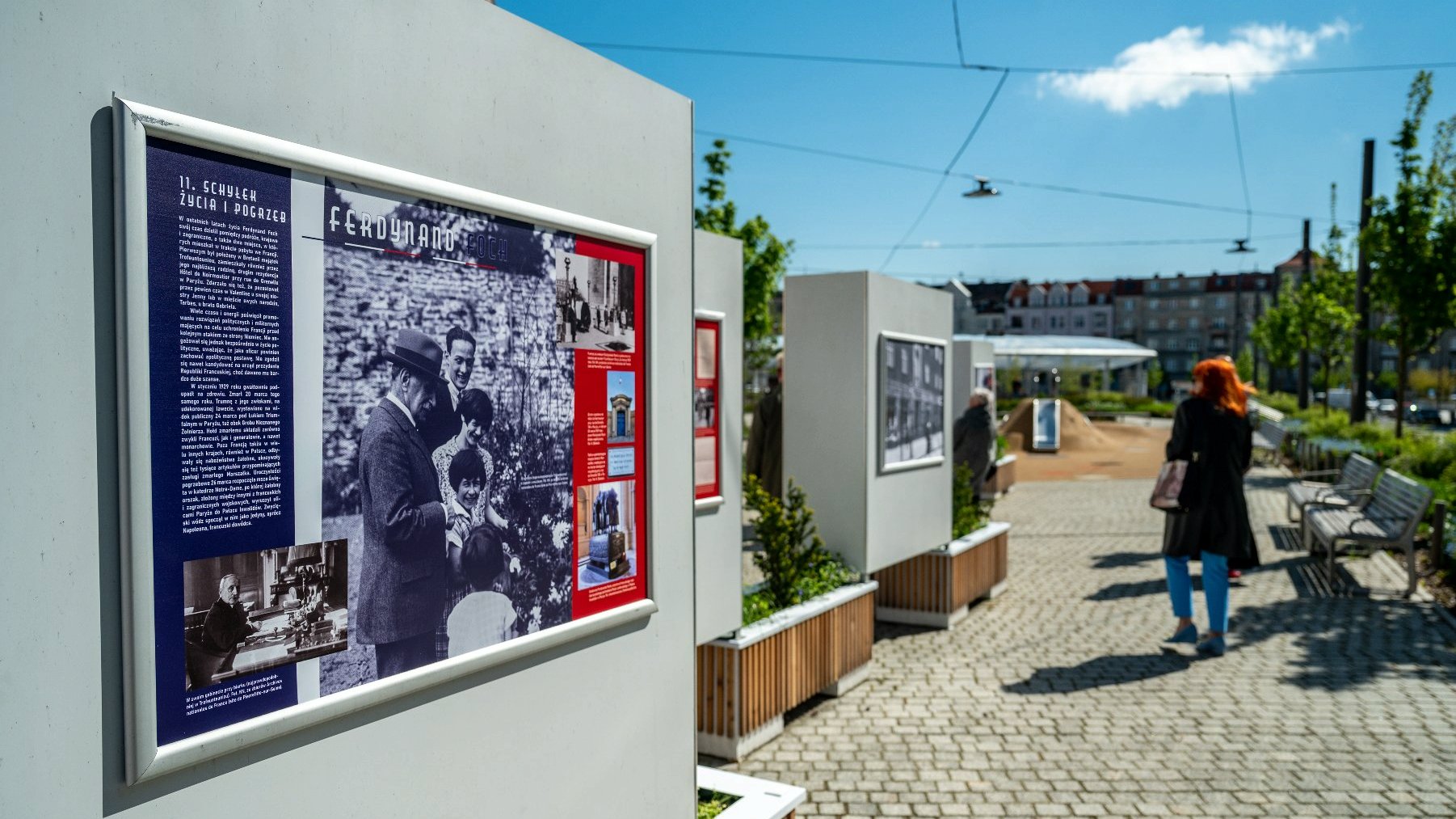 Galeria zdjęć przedstawia otwarcie wystawy o marszałku Fochu. Na fotografiach widać ludzi oglądającyh ekspozycję oraz plansze wystawy z tekstem i zdjęciami. - grafika artykułu
