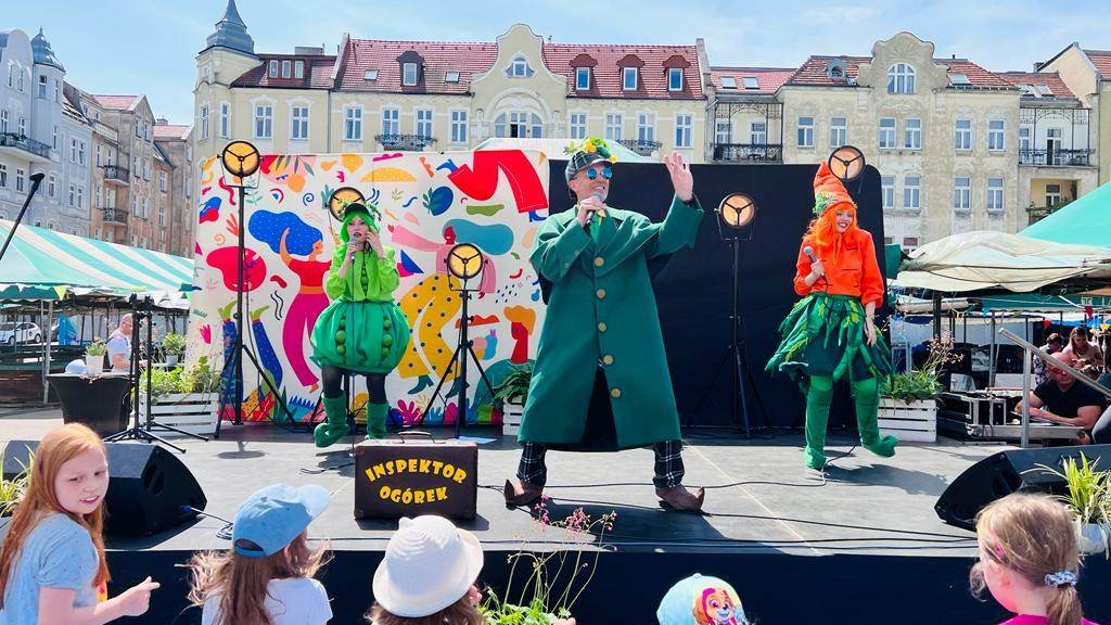 Galeria zdjęć przedstawia pierwszą edycję Food Truck Party. Na fotografiach widać food trucki oraz animacje dla dzieci. - grafika artykułu