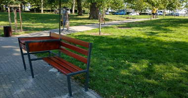 Na zdjęciu ławka w parku