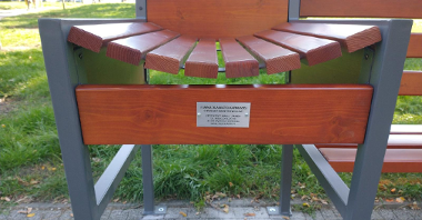 Na zdjęciu ławka w parku - zbliżenie
