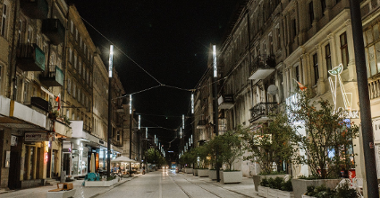 Na zdjęciu ulica Święty Marcin nocą, na niej neony