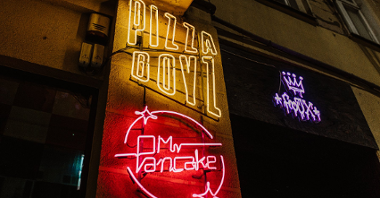 Na zdjęciu neon z napisem Pizza Boyz