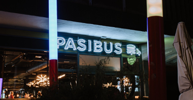 Na zdjęciu neon z napisem Pasibus