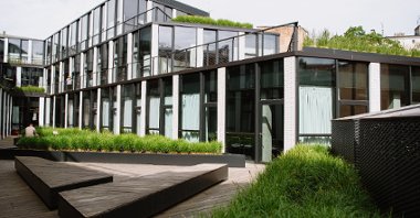 Galeria zdjęć przedstawia budynek porośnięty roślinami z różnych perspektyw
