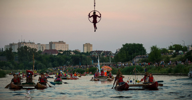 Galeria zdjęć przedstawia paradę łodzi i tratew na Warcie.