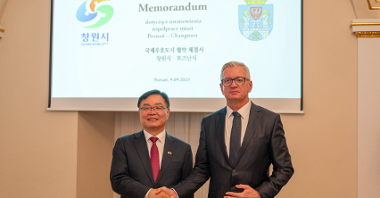 Na zdjęciu prezydent Poznania i burmistrz Changwon podają sobie ręce