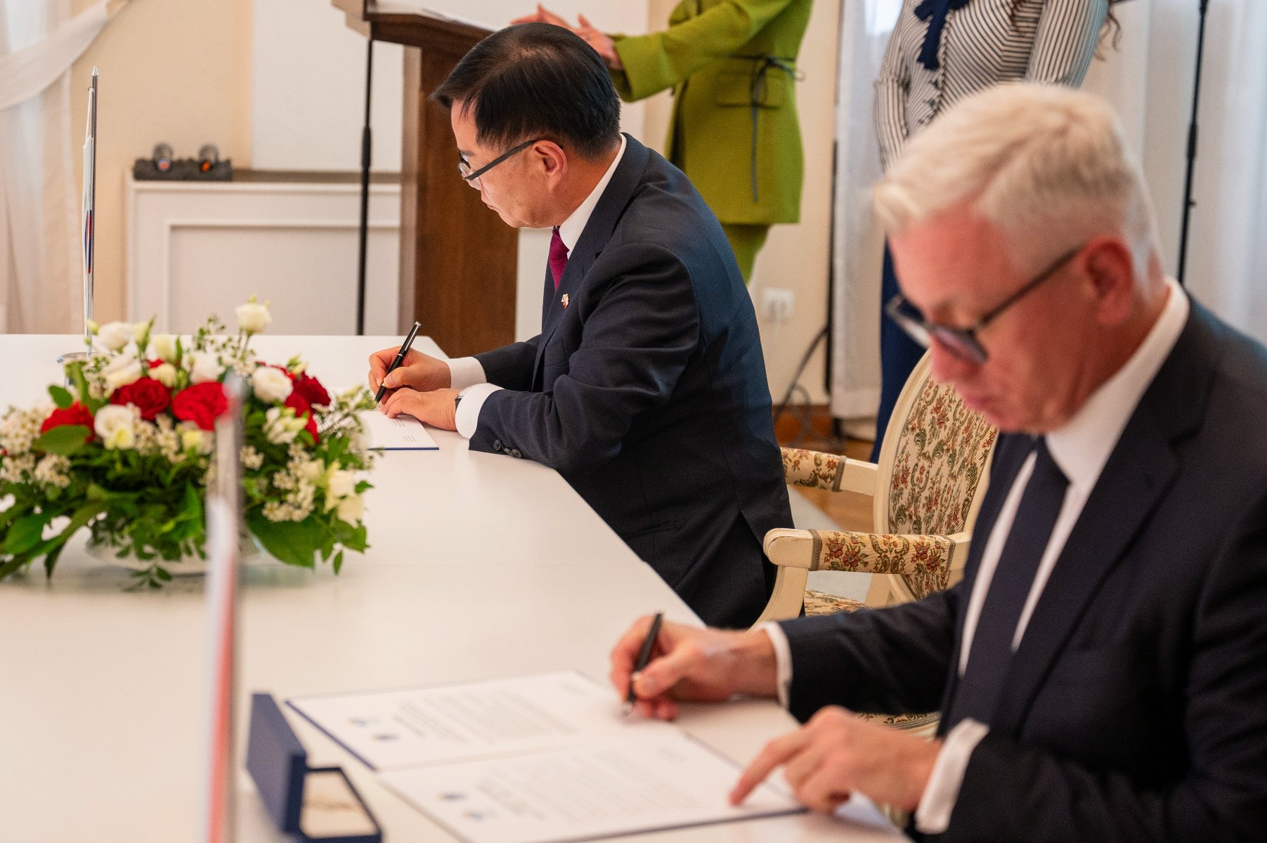 Na zdjeciu prezydent Poznania i burmistrz Changwon podpisują memorandum - grafika artykułu