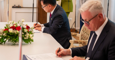 Na zdjeciu prezydent Poznania i burmistrz Changwon podpisują memorandum