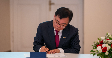 Na zdjęciu burmistrz Changwon podpisujący memorandum